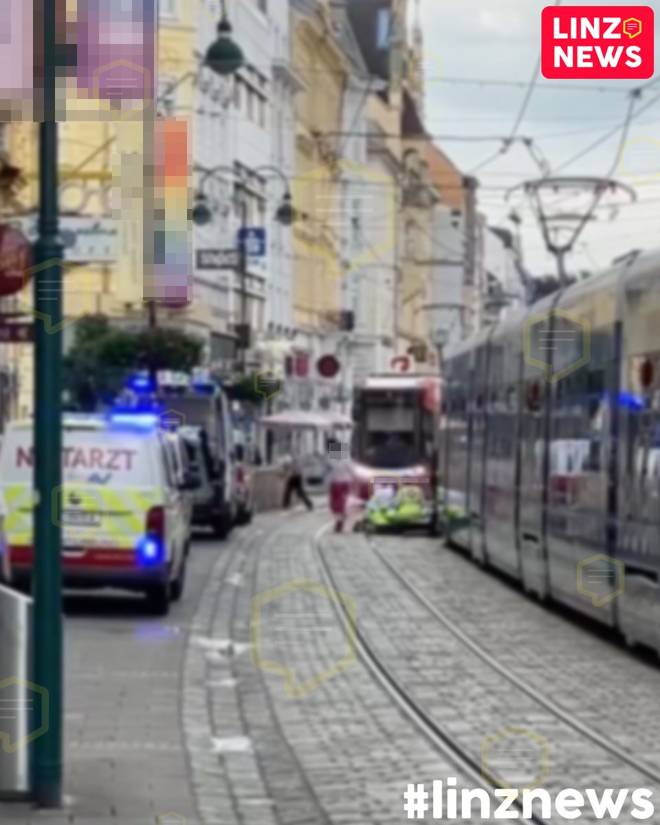linzdotnews's tweet photo. 🚨 UNFALL LANDSTRASSE
🚋 Eine Person soll mit einer Straßenbahn kollidiert sein, Einsatzkräfte und Notarzt waren rasch vor Ort.
👉 Die Straßenbahnen fahren inzwischen wieder.
📷 Leserfotos
#linz #landstrasse #lesernews #unfall #crash https://t.co/SVkvmGnWDG