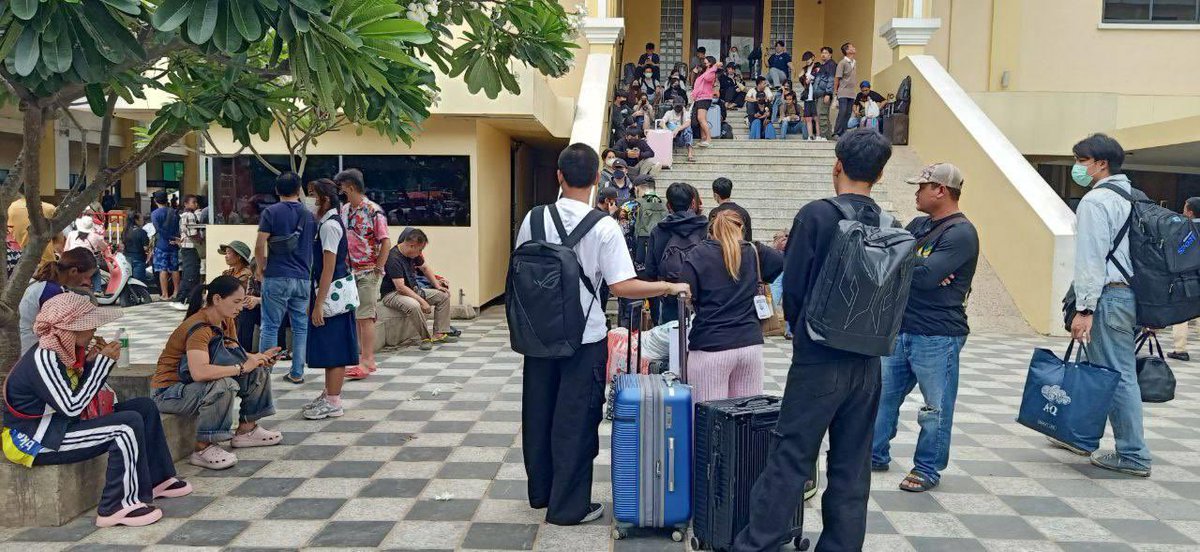 albertomorenot's tweet photo. La Ejército de Tailandia ordenó anoche 23 Junio el cierre de fronteras con el país vecino, Camboya. Como resultado esta mañana cientos de viajeros (incluyendo nacionales tailandeses) han quedado atrapados en el puesto fronterizo de Poipet sin poder cruzar. https://t.co/EHBYN8AYnZ https://t.co/SXpJlOp11g