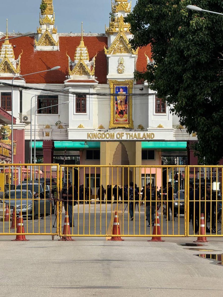 albertomorenot's tweet photo. La Ejército de Tailandia ordenó anoche 23 Junio el cierre de fronteras con el país vecino, Camboya. Como resultado esta mañana cientos de viajeros (incluyendo nacionales tailandeses) han quedado atrapados en el puesto fronterizo de Poipet sin poder cruzar. https://t.co/EHBYN8AYnZ https://t.co/SXpJlOp11g