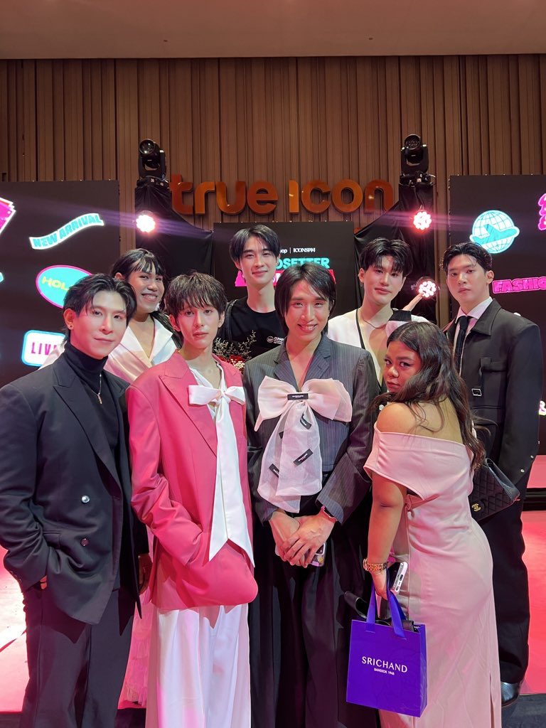 kimeberinspirit's tweet photo. - แวะถ่ายภาพกับพี่ปิว พี่สาวชาวด้อม ที่เอ็นดูน้องๆมาตลอด ตั้งแต่วันแรกของโปรเจคหมาน้อง 🤏🏻
- พึ่งเห็นชุดไทเกอร์กับพี่ปิว ติดโบว์แบบตะโกน https://t.co/MuVkiim1nL