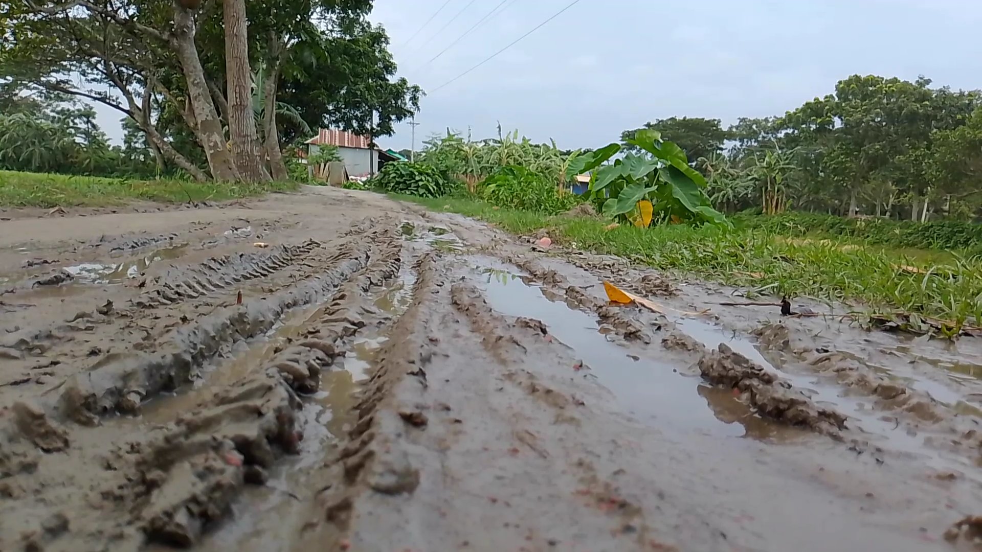 হোসেনপুরে ইংরেজ আমলের কাঁচা রাস্তা: শত শত মানুষের দুর্ভোগ, পাকা করার দাবি