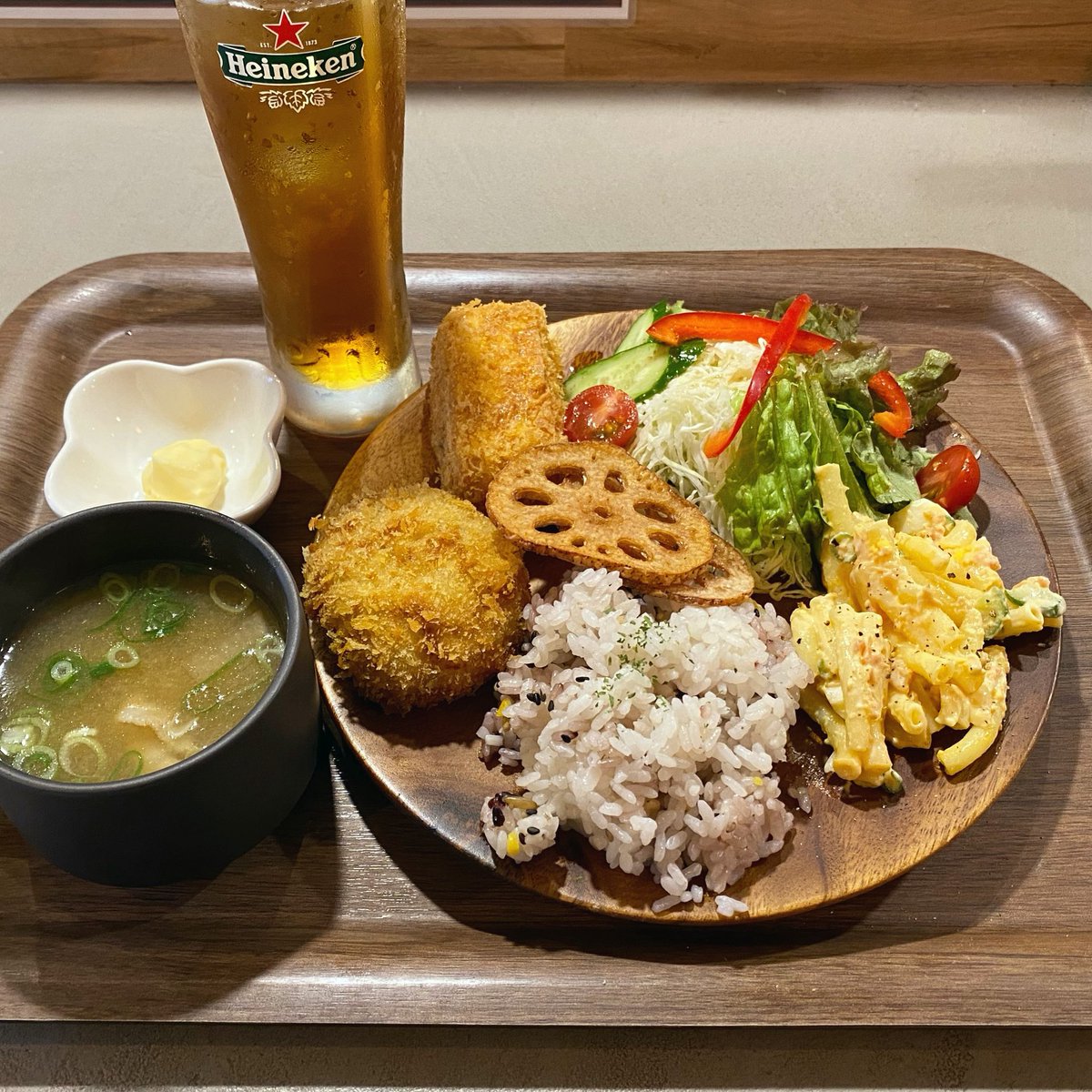 コロッケスタンドさんにて

ハイネケンのグラスの中身は烏龍茶

蒸し暑い日は
さっくさくの揚げ物に
冷えっ冷えの烏龍茶、最高
