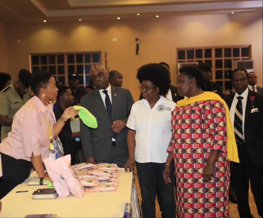NaijukaRacheal's tweet image. Honored to showcase our @taniasreusables sanitary pads to HE @jessica_alupo the Vice President. Grateful for the opportunity to share our work in advancing menstrual health and sustainability for Ugandan girls and women. 
🇺🇬 #MenstrualHealth #WomenEmpowerment #SustainableSolution