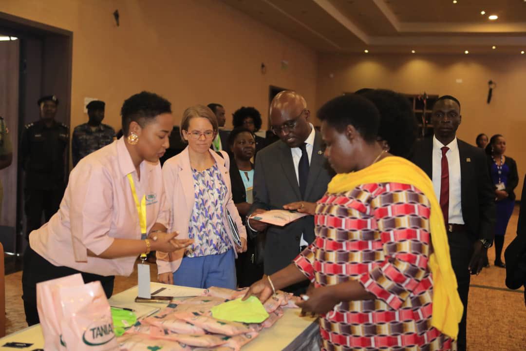 NaijukaRacheal's tweet image. Honored to showcase our @taniasreusables sanitary pads to HE @jessica_alupo the Vice President. Grateful for the opportunity to share our work in advancing menstrual health and sustainability for Ugandan girls and women. 
🇺🇬 #MenstrualHealth #WomenEmpowerment #SustainableSolution