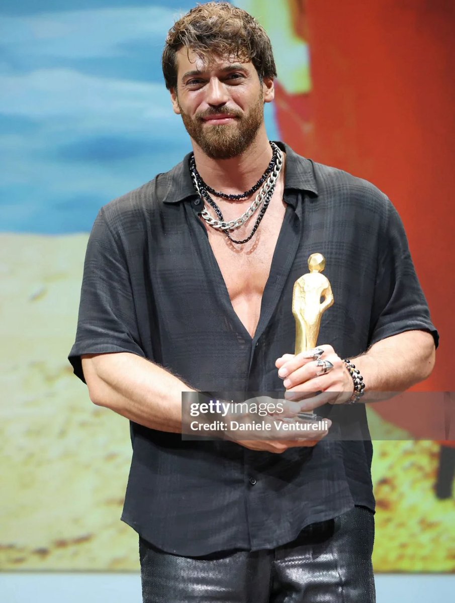 ♦️ #CanYaman receives the award from Lucia Borgonzoni Undersecretary for Cultural Heritage.

''I don't think I deserve any award yet, #Sandokan will be released in December and we hope that everyone will like it because it was a great responsibility for me to play a role like