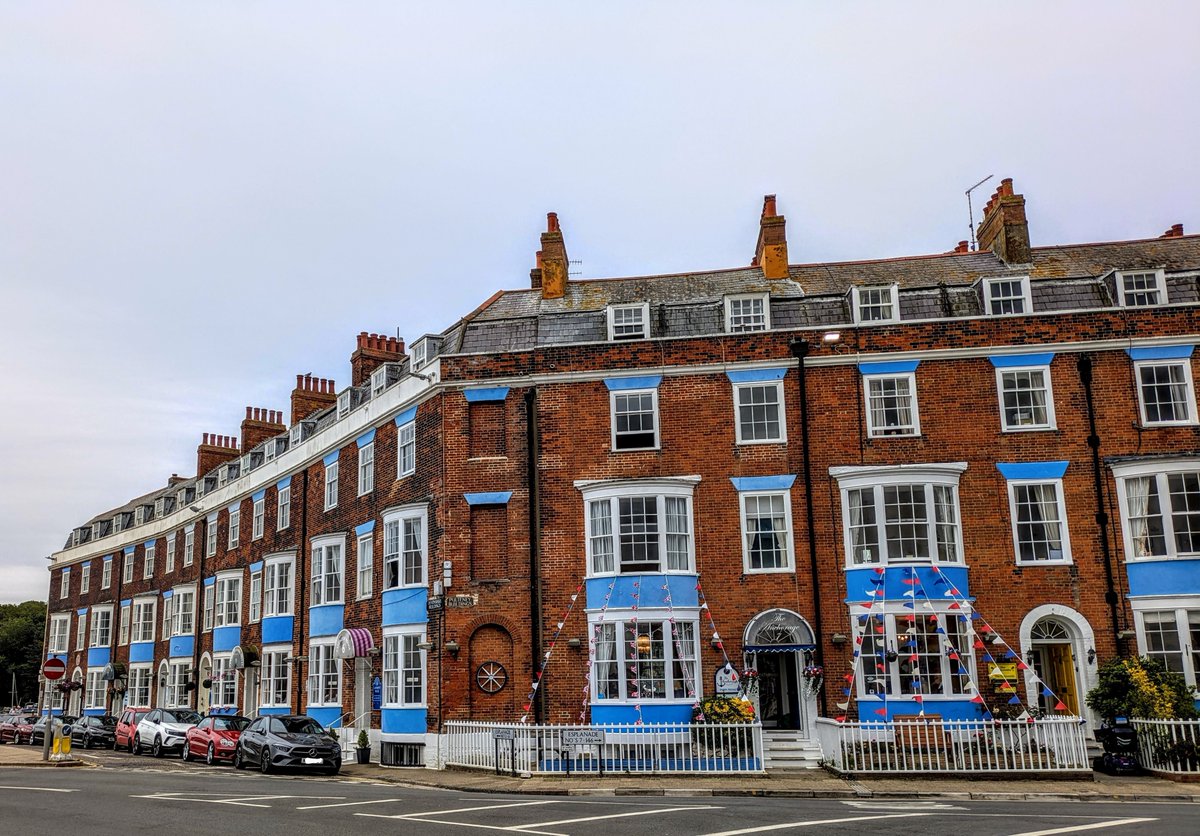 Visit__Weymouth's tweet image. 📍 The Esplanade Weymouth - colourful and vibrant even on a cloudy day! 🌥️ 

#WeymouthEsplanade #Colourful #Seaside #WeymouthDorset #VisitWeymouth