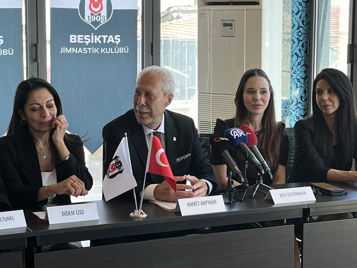 Beşiktaş Divan Başkan adayı Ahmet Akpınar yöneticiler Aslı Üstünkaya, Tülay Büyükasar, Didem İzgi, Süleyman Eren, Hasan Bozkurter, Tarık Altunel, Sinan Kömürcü ile projelerini anlatarak kulüpten kimsenin çalmasına nemalanmasına izin vermeyeceklerini belirtti