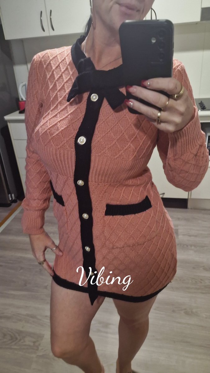 SwingerJo371's tweet photo. I'll show you what's underneath if you RT and ask nicely 😏💓 https://t.co/D1LryymLkF