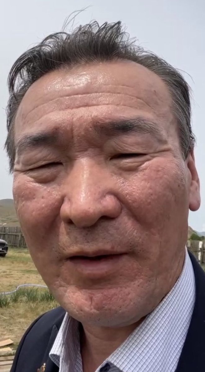 Энэ хулгайчийг одоо л шалгаж байгаа юм уу? Харин ч оройтож Үйлдвэрчний эвлэлийн газрыг зарж идсэн,Үндэсний эв нэгдлийг илэрхийлэгч Ерөнхийлөгчийн сонгуульд өрсөлдөж байж Солонгосчуудаас 50 сая воны авилгал авдаг арчаагүй өлсөж үхмэр шүү дээ. Гавлаад явахад гарзгүй.