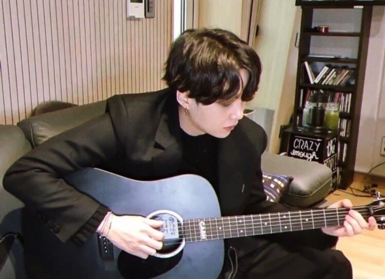 mypretty_jin's tweet photo. 기타를 든 너는 여전히 아름답네 https://t.co/YdUcZiry2P