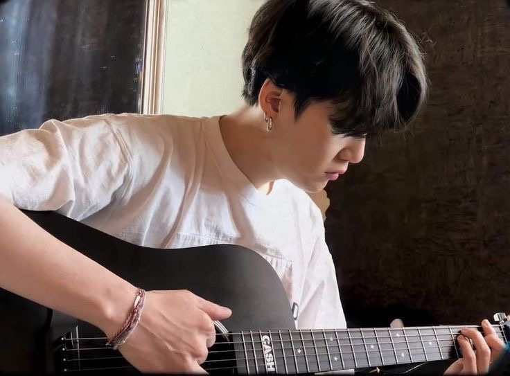 mypretty_jin's tweet photo. 기타를 든 너는 여전히 아름답네 https://t.co/YdUcZiry2P