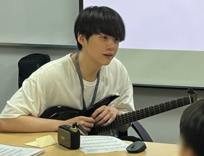 mypretty_jin's tweet photo. 기타를 든 너는 여전히 아름답네 https://t.co/YdUcZiry2P