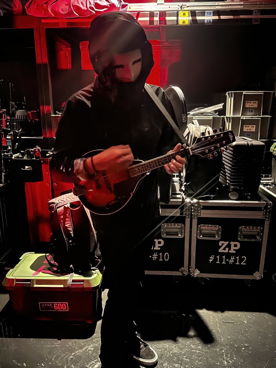 この度E.D.Vedderさん（MAN WITH A
MISSIONサポート）に
ARIA MANDLIN AM-20導入いただきました

今月からスタートしたMAN WITH A MISSION XV e.p.
Tour 2025のツアーより
お使い頂いています。