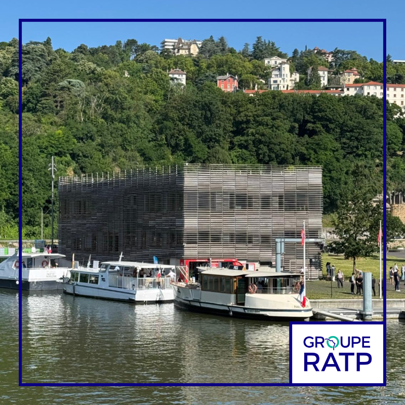 RATPgroup's tweet photo. [Mobilité] 🛥️ Depuis le 18 juin, embarquez sur la Saône avec Navigône, le nouveau service de navettes fluviales opéré par #RATPDev, filiale du #groupeRATP, pour le compte de @SYTRALmobilites, l’autorité organisatrice des mobilités des territoires lyonnais.