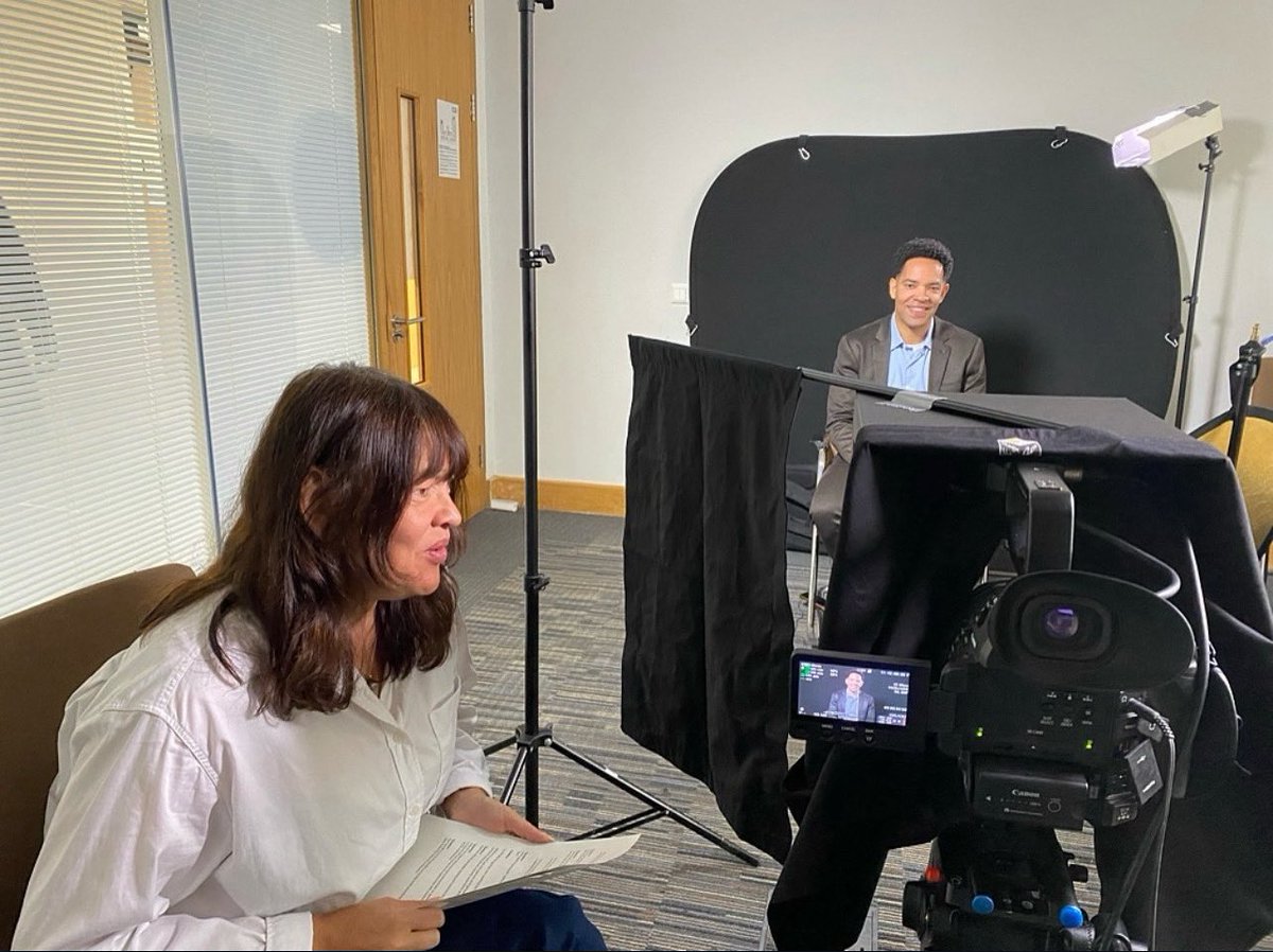 It’s smiles all around while filming with the MVB!😁 lots of people find the interview process so much easier without having to stare directly into a camera lens! It really does feel like you’re just having a face to face conversation🗣️

#magicvideobox