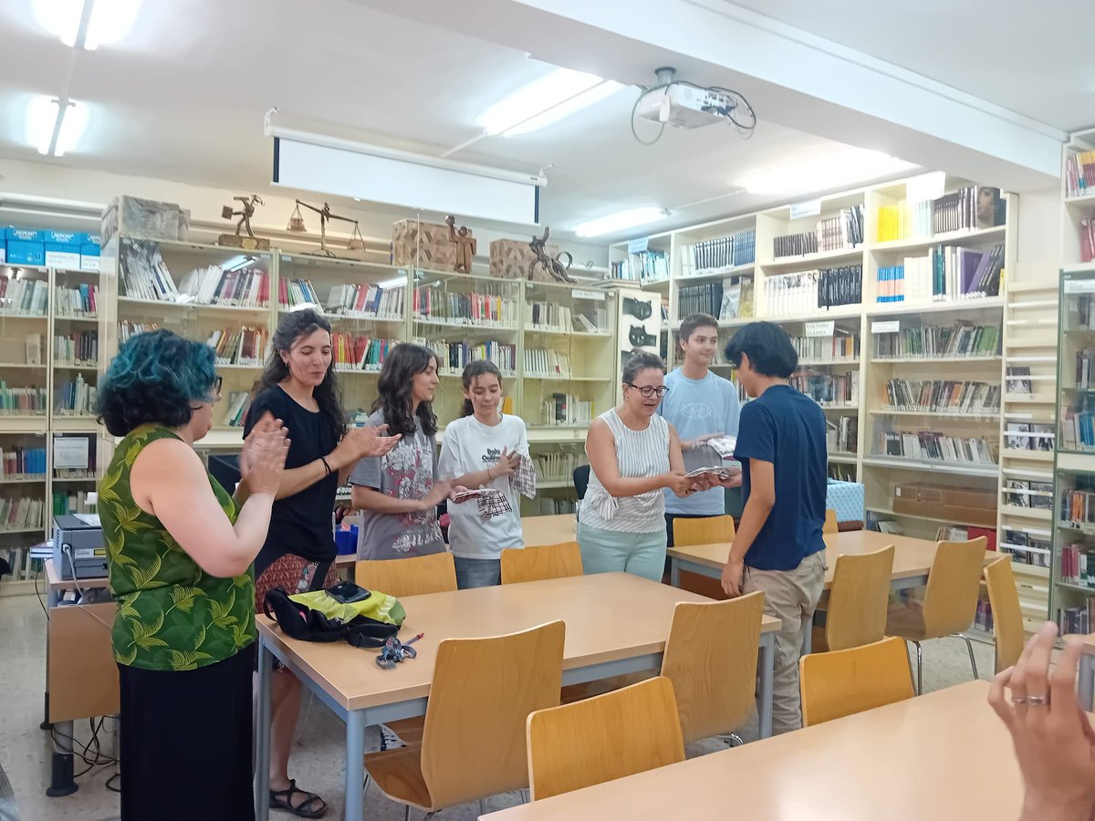 El  departamento de Lengua castellana y Literatura ha reunido a sus mejores colaboradores y usuarios de la biblioteca. 
A todos ellos, gracias, por hacer que nuestros sueños literarios se hagan realidad.
Buen verano, y buena lectura a todos.