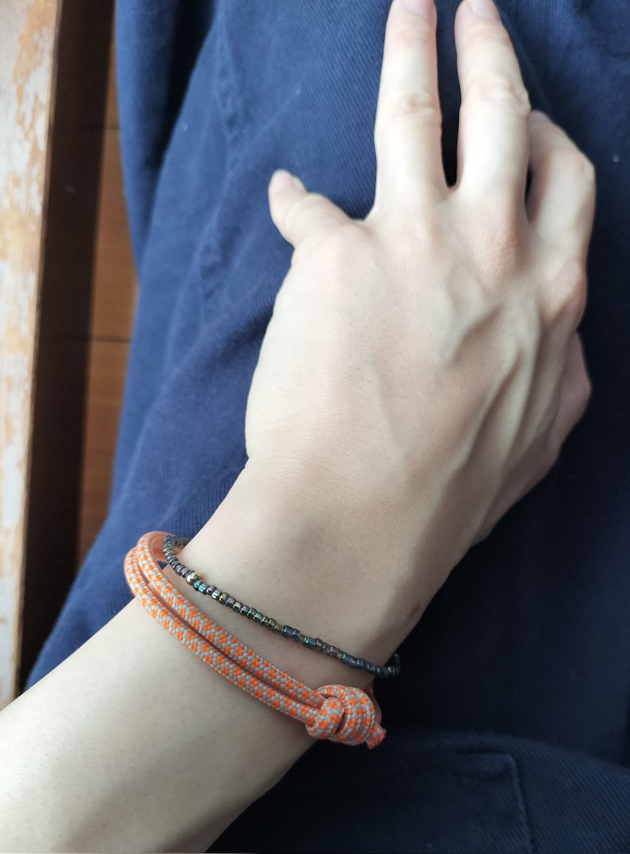 enog66's tweet photo. パラコードで作ったブレスレットと手持ちのビーズブレスレット合わせたらかわいくなった！個人的にこんなの好きだな( ⁼̴̶̤̀ω⁼̴̶̤́ ) https://t.co/Vy3tuy5TVd