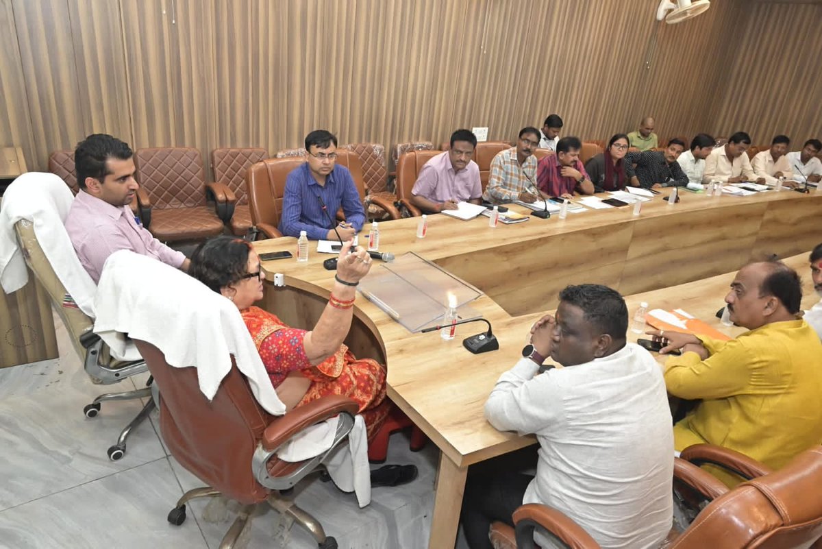 आज नगर निगम मुख्यालय स्थित समिति कक्ष में नाला सफाई को लेकर जोन 4  से संबंधित सभी पार्षदगण,एवं अधिकारिगण मौजूद रहे...