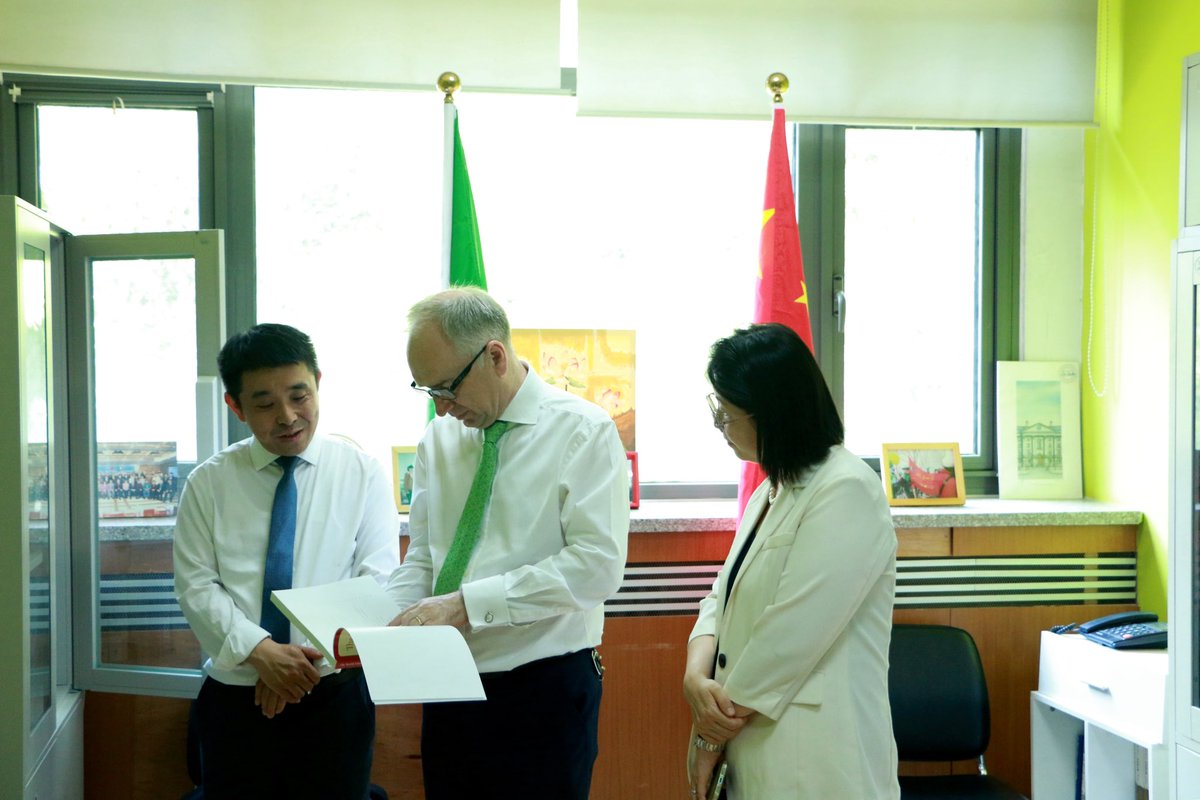 Ambassador O’Brien visited the Irish Studies Centre at BFSU yesterday, where he met with the Vice-President Zhao Gang. Ambassador O’Brien was delighted to discuss Irish culture and 🇮🇪-🇨🇳 relations with students and faculty. Míle buíochas to the fantastic Irish Studies team!
