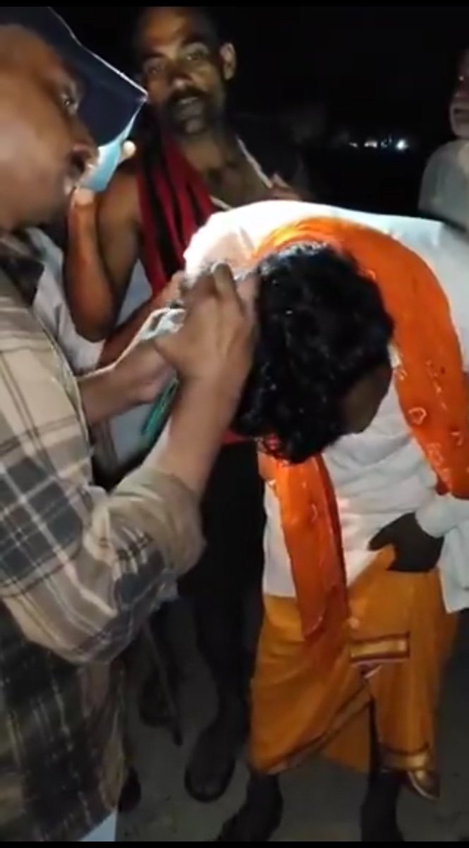 भगवान कृष्ण जो यदुवंशी हैं, सत्य और सनातन के अग्रणी हस्ताक्षर हैं,गीता का उपदेश जो भागवत का सार है का कोई वंशज आगे कथा कह रहा है तो उसको ऐसी स्थिति में लाने वाले कौन लोग हैं,,तब तो हमें कथा ही सुनने और यजमान बनने में सोचना होगा,,सबसे ज्यादा सम्मान हमारे ही समाज से मिलता है