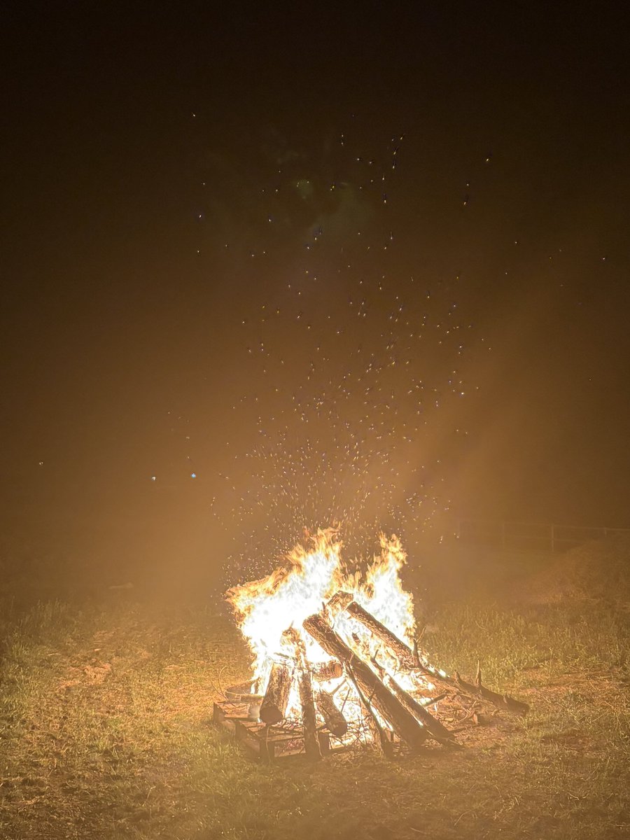 AjVilada's tweet image. 💥 Nit de revetlla, de foc, de poble i d’inici de #FMVilada.
Que la foguera de Sant Joan cremi tot allò que vulgueu cremar i que la 🔥 flama segueixi encesa.
Viladines i viladins, bona Festa Major.
#visitvilada #vilada #elberguedà #berguedà #santjoan