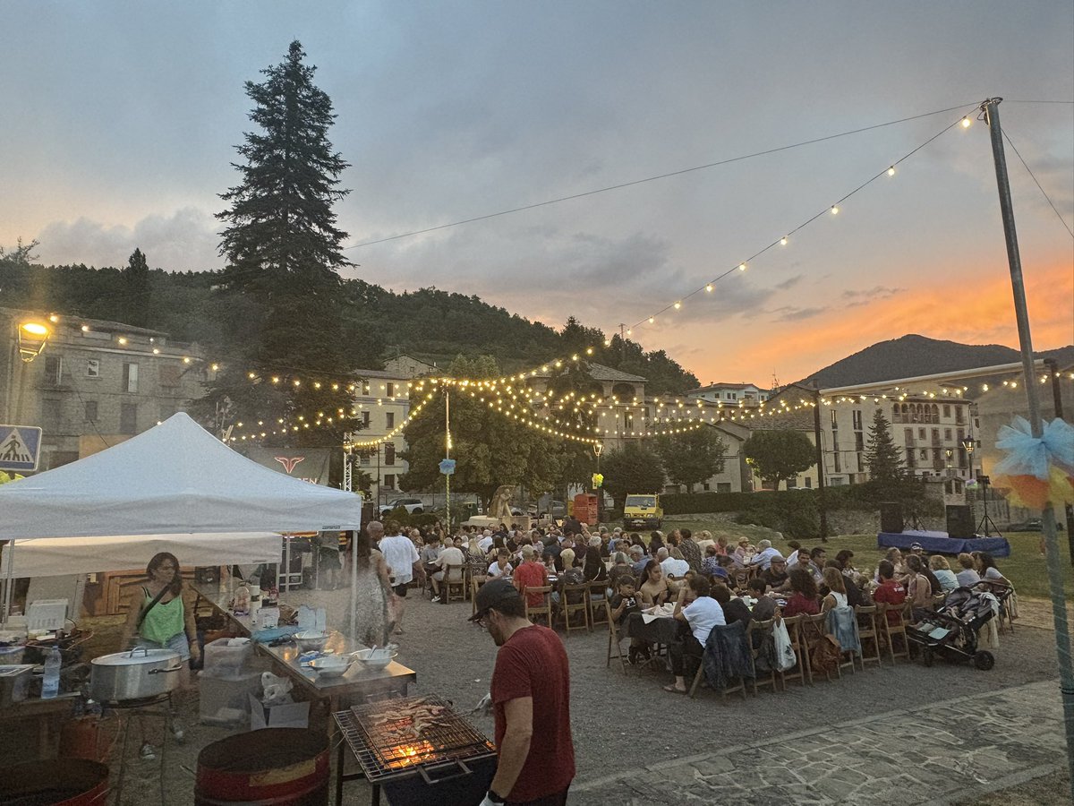 AjVilada's tweet image. 💥 Nit de revetlla, de foc, de poble i d’inici de #FMVilada.
Que la foguera de Sant Joan cremi tot allò que vulgueu cremar i que la 🔥 flama segueixi encesa.
Viladines i viladins, bona Festa Major.
#visitvilada #vilada #elberguedà #berguedà #santjoan