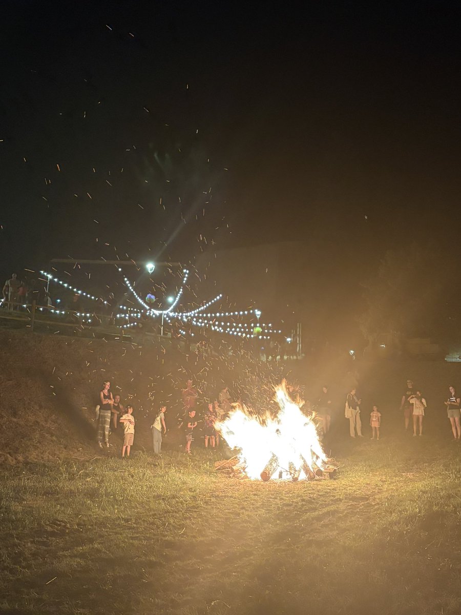 AjVilada's tweet image. 💥 Nit de revetlla, de foc, de poble i d’inici de #FMVilada.
Que la foguera de Sant Joan cremi tot allò que vulgueu cremar i que la 🔥 flama segueixi encesa.
Viladines i viladins, bona Festa Major.
#visitvilada #vilada #elberguedà #berguedà #santjoan