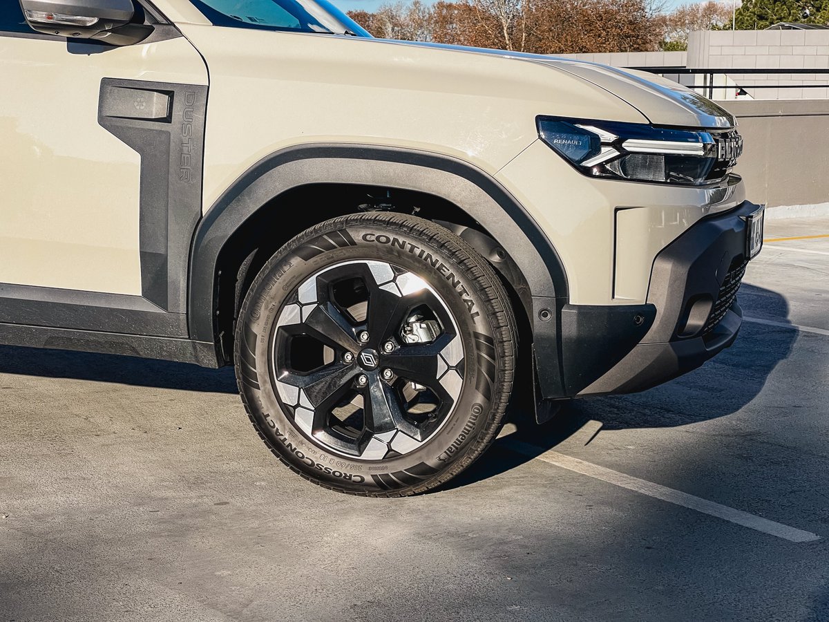 …feel. The 1.3-litre turbocharged engine feels lively, and the gearbox is surprisingly smooth. Renault claims 6.5 L/100 km, but we averaged around 7.9 in mixed driving. That trusty old 1.5-litre diesel is still missed, light on fuel and tough as nails.

📝/📸: <a href="/malusicmsomi/">Malusi</a>