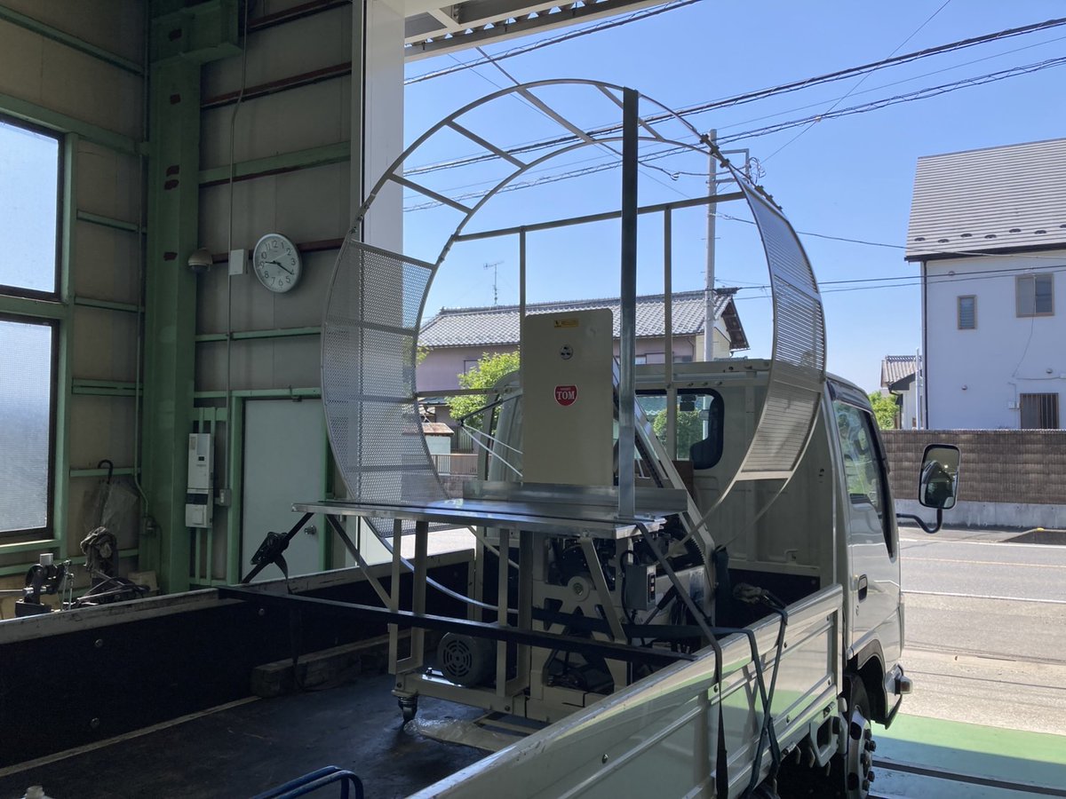 お疲れ様です！
写真は少し前にオーバーホールが完了し出荷した結束機Y-90型になります。
実際に見ると結構でっかいです😆
その分大きな品物でも結束可能なのでお客様のところでガンガン頑張ってほしいですね～💪
#企業公式がお疲れ様を言い合う