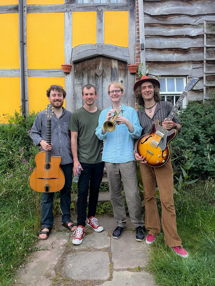 Thanks to everyone who came to the Hatch on Saturday night for our Jazz night with Magnus Pickering, Remi Harris, Chris Nesbitt &amp; Tom Moore. 

Thanks to Rose for the pic! 

#jazz #gypsyjazz #remiharris #Worcestershire #yardbirdarts