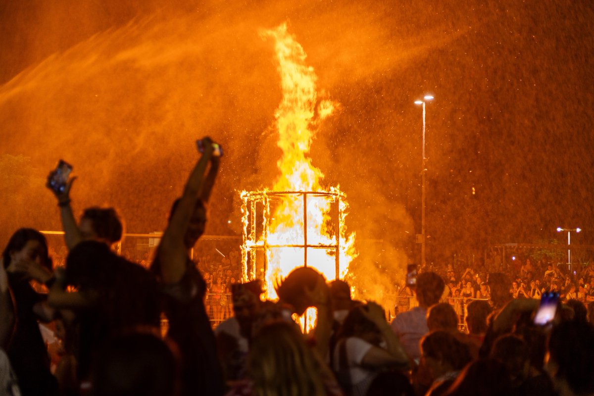 PSOE de Alcalá/❤️ (@psoealcaladeh) on Twitter photo 🎉 DISTRITOS | Broche final a las Fiestas del Distrito V con la tradicional Hoguera de San Juan.
🔥Nuestro Portavoz <a href="/javiRpalacios/">Javier R. Palacios</a> y concejales <a href="/MariaArangurenV/">María Aranguren</a>, <a href="/diana_diaz_pozo/">Diana Díaz del Pozo</a> y <a href="/J_albergr/">J.albergr</a> estuvieron acompañando a los vecinos que quemaron sus deseos. 🎉 DISTRITOS | Broche final a las Fiestas del Distrito V con la tradicional Hoguera de San Juan.
🔥Nuestro Portavoz <a href="/javiRpalacios/">Javier R. Palacios</a> y concejales <a href="/MariaArangurenV/">María Aranguren</a>, <a href="/diana_diaz_pozo/">Diana Díaz del Pozo</a> y <a href="/J_albergr/">J.albergr</a> estuvieron acompañando a los vecinos que quemaron sus deseos.