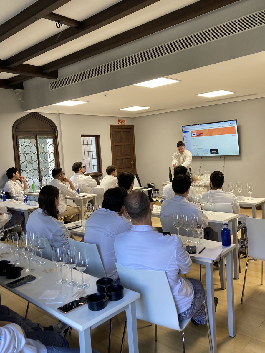 En la ùltima clase de sumilleria en <a href="/mom_culinary/">пані Ольга Цюцюра</a> tuvimos la inmensa fortuna  de contar con @baselga_con_b donde nos explico cómo trabaja junto a @massidv para realizar las armonias de vinos para los menús de degustación.
Los vinos catados fueron graciassss a <a href="/unicorn_wines/">Unicorn.Wine</a> 🙏🙏