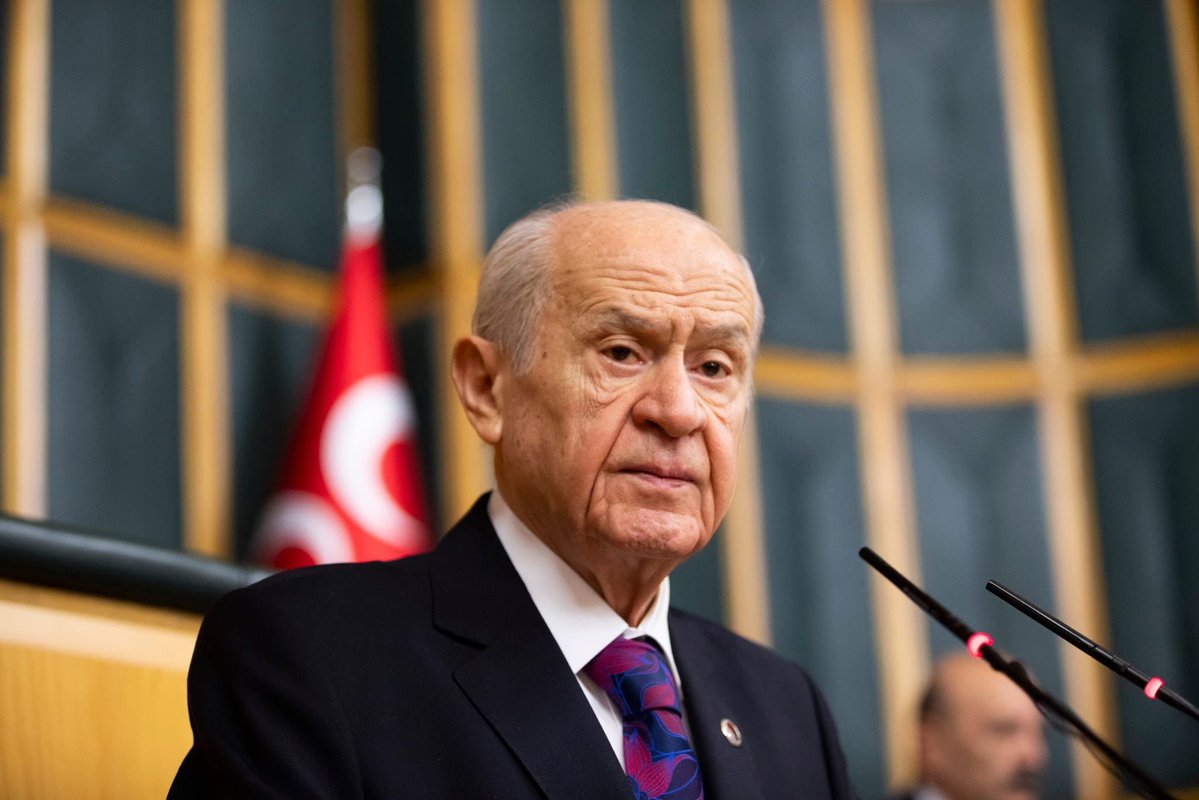 Biz Milliyetçi Hareket Partisi’yiz, biz Türkiye’yiz, biz Türk milletiyiz.

Kapalı devre siyasetin sınırlarını aşmak, 
Çevrim içi söylemlerin alanını genele yaymak istiyoruz.

Kapımızı örtüp perdelerimizi indiremeyiz. Başkasının yangınıyla kendi evimizi ısıtamayız.

Göze batmaktan
