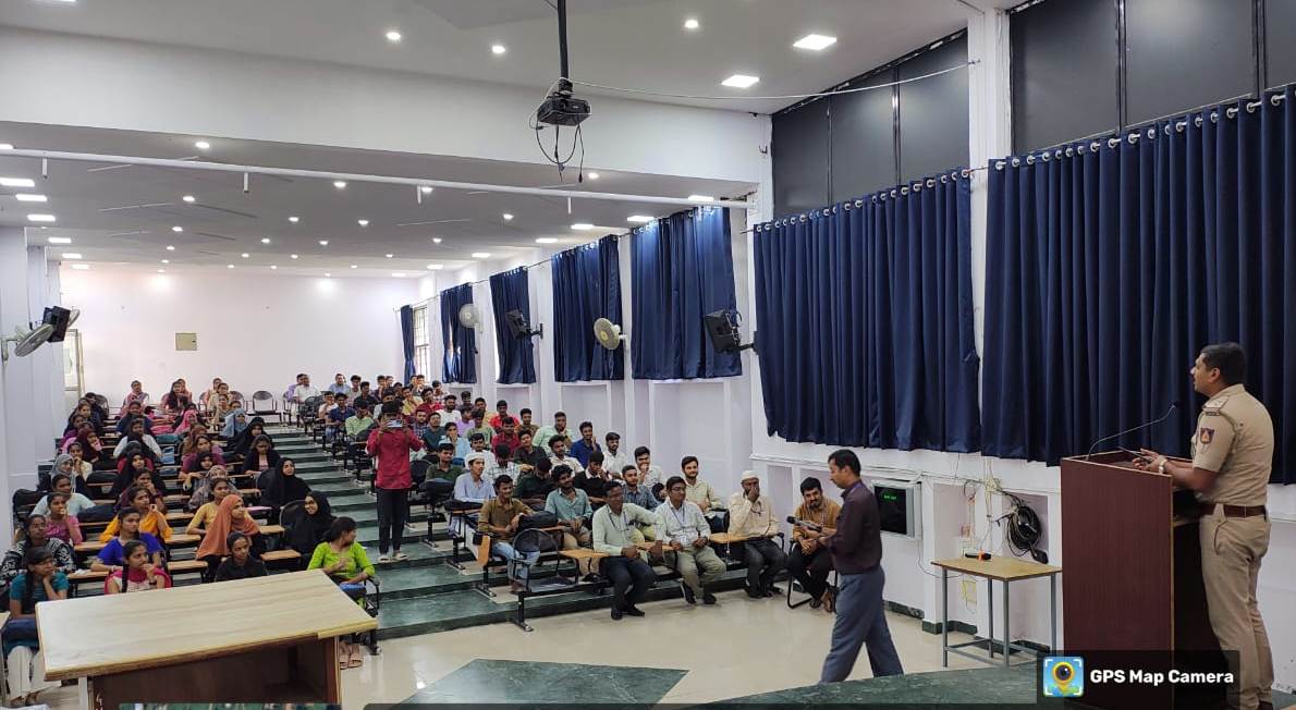 SPTumkur's tweet photo. ಈ ದಿನ #Kyathsandra ಪೊಲೀಸ್ ಠಾಣಾ ವತಿಯಿಂದ Sri Siddhartha School Of Engineering College ವಿದ್ಯಾರ್ಥಿಗಳಿಗೆ ಮಾದಕ ವಸ್ತುಗಳ ಬಳಕೆ ಮತ್ತು ಪೂರೈಕೆಯ ವಿರುದ್ಧ ಹಾಗೂ ಅದರಿಂದಾಗುವ ದುಷ್ಪರಿಣಾಮಗಳ ಬಗ್ಗೆ ಜಾಗೃತಿಯನ್ನು ಮೂಡಿಸಲಾಯಿತು. #TumakuruDistrictPolice
#DrugAwareness #KyathsandraPS
@venkatashok https://t.co/vk6gr2A29u
