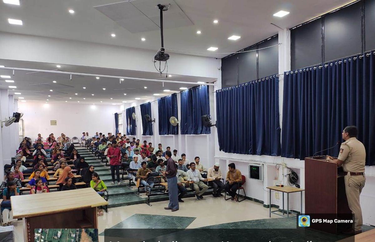 SPTumkur's tweet photo. ಈ ದಿನ #Kyathsandra ಪೊಲೀಸ್ ಠಾಣಾ ವತಿಯಿಂದ Sri Siddhartha School Of Engineering College ವಿದ್ಯಾರ್ಥಿಗಳಿಗೆ ಮಾದಕ ವಸ್ತುಗಳ ಬಳಕೆ ಮತ್ತು ಪೂರೈಕೆಯ ವಿರುದ್ಧ ಹಾಗೂ ಅದರಿಂದಾಗುವ ದುಷ್ಪರಿಣಾಮಗಳ ಬಗ್ಗೆ ಜಾಗೃತಿಯನ್ನು ಮೂಡಿಸಲಾಯಿತು. #TumakuruDistrictPolice
#DrugAwareness #KyathsandraPS
@venkatashok https://t.co/vk6gr2A29u