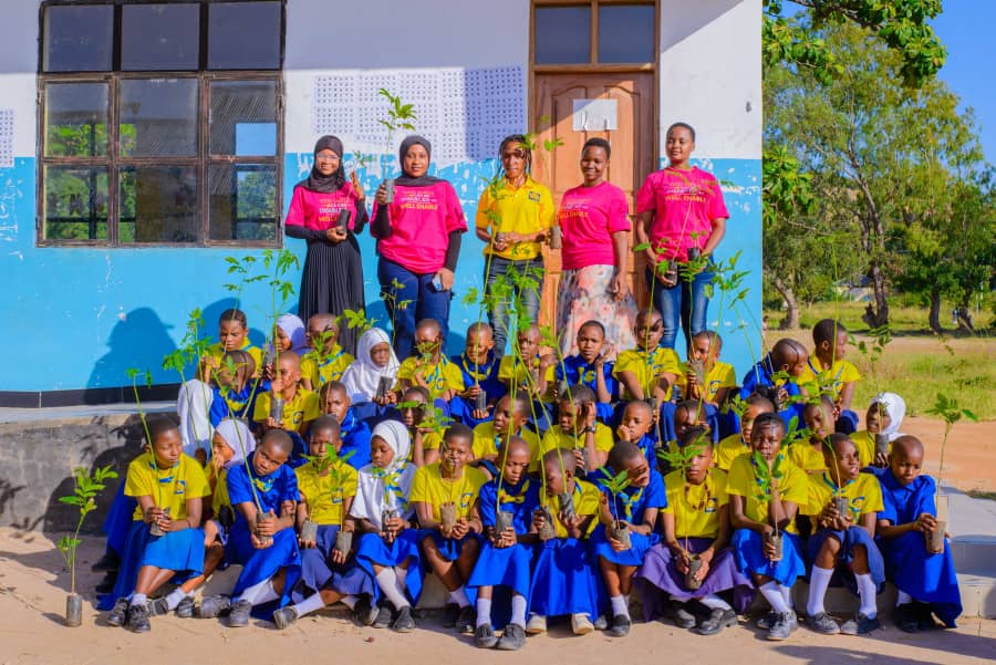tgga_official's tweet photo. Planted 200 trees and installed 2 dustbins in Dodoma schools under the Vijana Climate Connect Project Promoting greener spaces and better waste management! #YouthMobilize #YouthLeadstheWat #YouthEmpiwermentFund #Wagggs #wosm https://t.co/8RnFD7bySQ