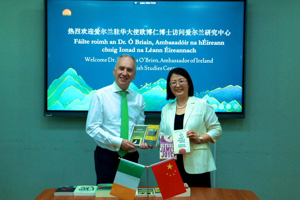 As part of the #GlobalBookGiveaway for #BloomsdayAndBeyond , Ambassador O’Brien was also pleased to donate a number of books to the Irish Studies Centre at BFSU. Irish literature remains hugely popular in China and we are sure the students will enjoy these wonderful works.