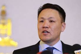 Жэнкогийн зуултад орж хорих ял сонсож байсан хүмүүс. Х.Нямбаатар л хэлсэн болохоос Төрийн ордны 3 давхраас шүүгчдэд даалгавар өгдөг байсан хүн нь хэн байв гэдгийг хүмүүс мэдсэн, ойлгосон байх. У.Хүрэлсүх харин ч өс зангидаж, шоронгийн түлхүүр эргүүлдэггүй улстөрч шүү.