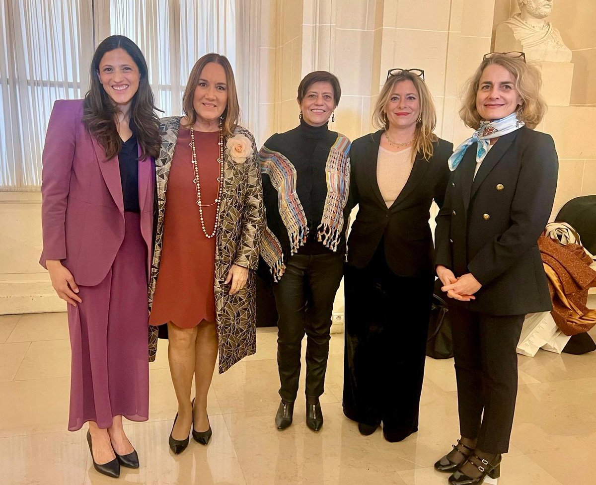 En un mundo donde proteger la paz y los derechos humanos es imperativo, el liderazgo femenino es clave. En el #DíaInternacionaldelasMujeresenlaDiplomacia,  la #ReddeDiplomaticasLatam celebramos a quienes promueven el diálogo, la igualdad y la sostenibilidad. <a href="/EmbaParFrancia/">Ambassade du Paraguay en France</a>