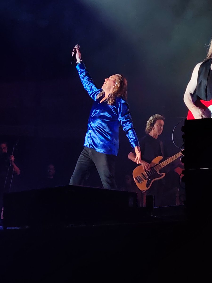 METSE_oficial's tweet photo. ¡"Airbag", @duncandhu y @manaoficial llenaron de rock la Plaza de España! https://t.co/Yd3H5fTj71 https://t.co/3v83NeGiUW