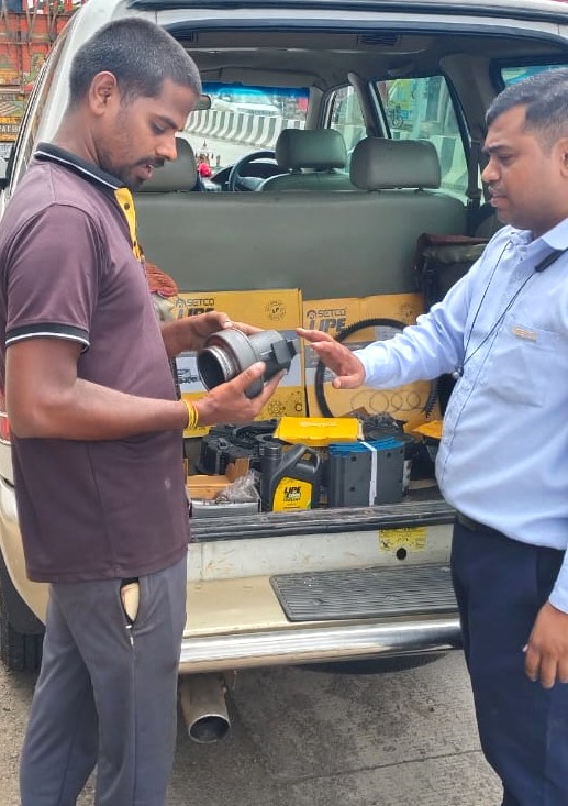 SetcoAutomotive's tweet photo. Reaching out to garages in Islampur &amp; Karad, promoting our LIPE Clutches, Brake Linings, and more.
Thanks to the mechanic community for their support!

#Setcoautosystems #Clutchleaders #SetcoProducts #LIPEClutches #LIPEPerformance #Leadersintruckparts #DriveWithSetco https://t.co/dXx97Nqzmy