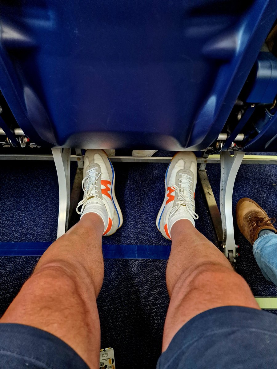 PhilValentine2's tweet photo. @Ryanair Bagged extra leg room with random seat allocation. Only mugs pay extra. Result! https://t.co/iQwedQnJK9