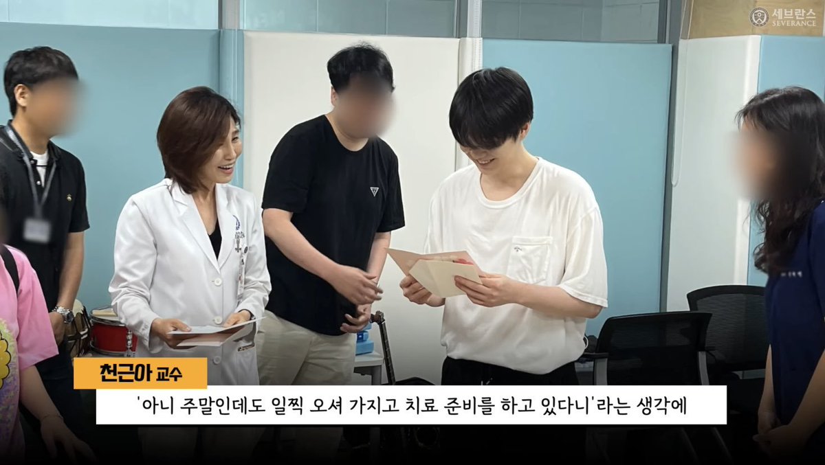 SUGAIndoFanbase's tweet image. Di kelas, SUGA dipanggil oleh anak-anak sebagai 민 선생님 (Min seonsaengnim) atau Guru Min. Cuplikan dari YouTube menunjukkan kedekatan mereka, seperti:

“Guru Min! Lagu ini sering saya dengar saat pergi camping bersama ayah. Tolong mainkan dulu!”
“Guru Min! Saya ingin memainkan…