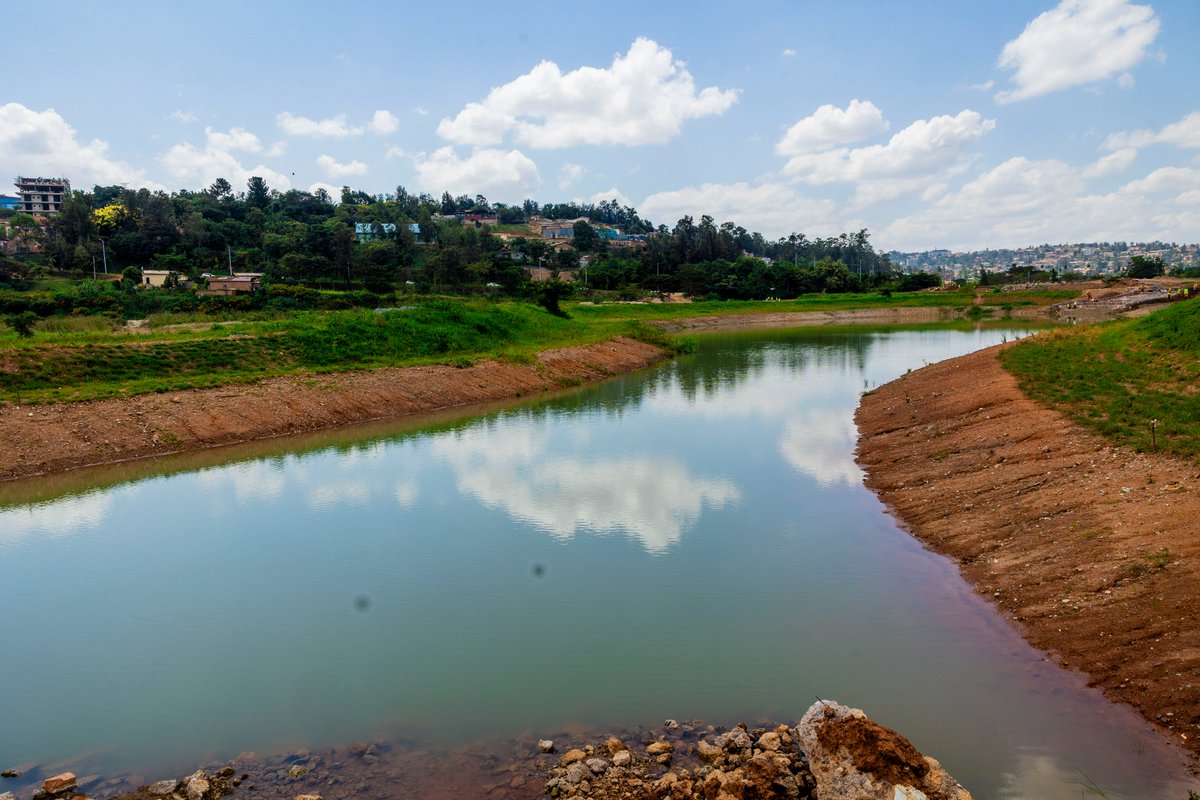 Imirimo yo gutunganya ibishanga 5 mu mujyi wa Kigali igeze kure. Ibi bishanga nibimara gutunganywa byitezweho:
✅Kubika amazi no kuyayungurura
✅Kurwanya imyuzure
✅Kuyungurura umwuka no kurimbisha umujyi

Dutemberane mu gishanga cya Gikondo, kimwe muri bitanu biri gutunganywa⤵️