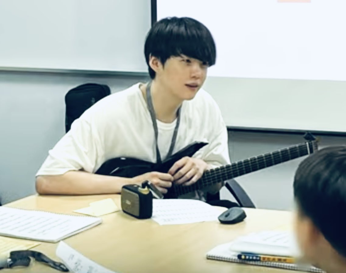 jinypower1005's tweet photo. セブランス病院からのYouTubeにユンギが3月から毎週末、どのように子供たちに接しながら、音楽先生としてプログラム開発に取り組んだか紹介されている…子供達をみる表情が…笑顔が…とても綺麗です…😭😭😭😭😭😭😭😭😭😭😭😭😭😭+ https://t.co/2q93cJ8mV7