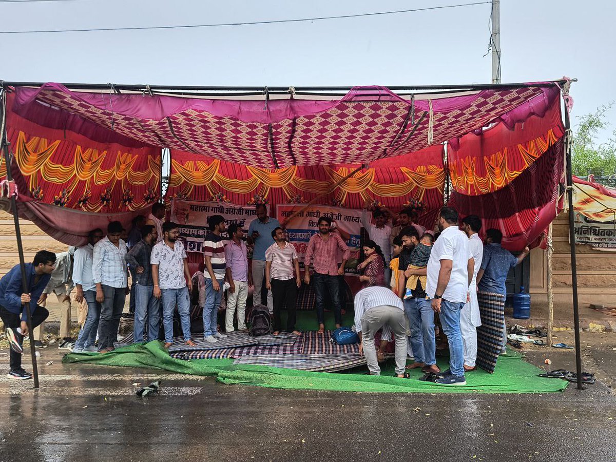 <a href="/BhajanlalBjp/">Bhajanlal Sharma</a> साहब आपके राज में भारत के भविष्यों को बनाने वाले गुरुजन अगर सड़को पे राते बिता रहे है तो बाक़ी जनता तो आपसे क्या उम्मीद करेगी मुख्यमंत्री साहब MGGS स्कूलो में पदस्थापन के लिए एग्जाम करवाए 1 साल हो गया अभी तक उनको पोस्टिंग नहीं दी 
विनम्र निवेदन संज्ञान ले इस पर 🙏🏻