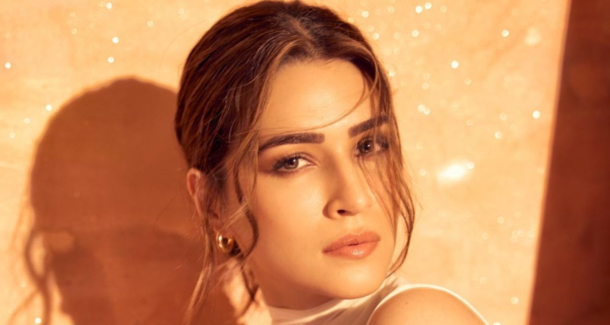 thehauterrfly's tweet image. 10 Steps To Get Dewy Skin At Home Ft Kriti Sanon! -  hauterrfly.com/photos/10-step… 
#Beauty #BeautyHacks #BeautyTips #DewySkin #DewySkinAtHome #KritiSanon