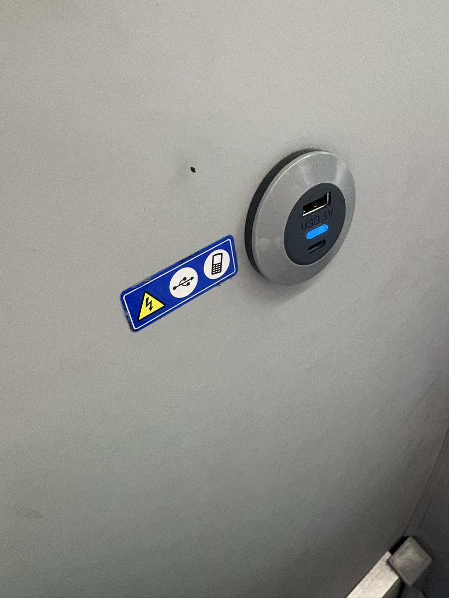 First time on one of the new “#superloop” buses.
Not sure what to think of it yet. The indicator board is already wrong!
(Unless we’re looping in on ourselves 🤪.)
But … the bus is practically empty.