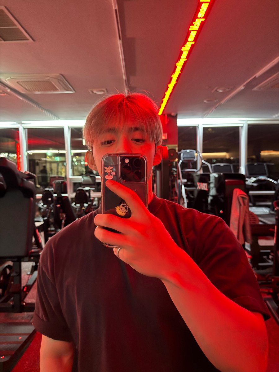 너무 잘생기고 무드있는데 그 사이에 짱구가 빼꼼하고 튀어나와있어