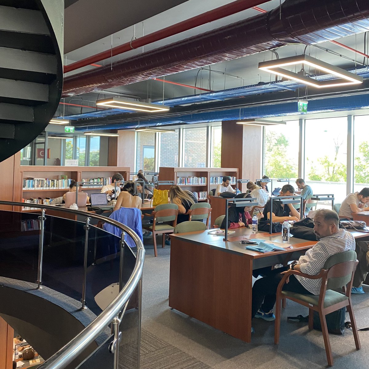 📚 Kütüphanemiz final haftasında her zamankinden daha canlı!
Sınavlara hazırlanan öğrencilerimizin azmi ve çalışma disiplini her köşede hissediliyor.
Biz de bu tempoya ayak uydurup onların yanında olmaya devam ediyoruz.
Hepinize kolaylıklar ve bol başarılar! 🌟